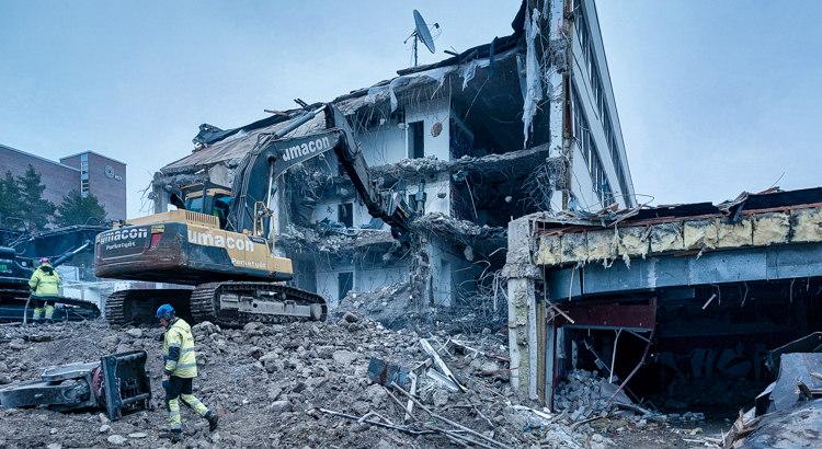 Rakennuspurku käynnissä Helsingissä